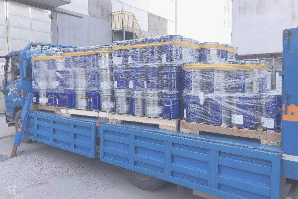 20噸的水性無(wú)機(jī)富鋅正在裝車(chē)發(fā)貨中